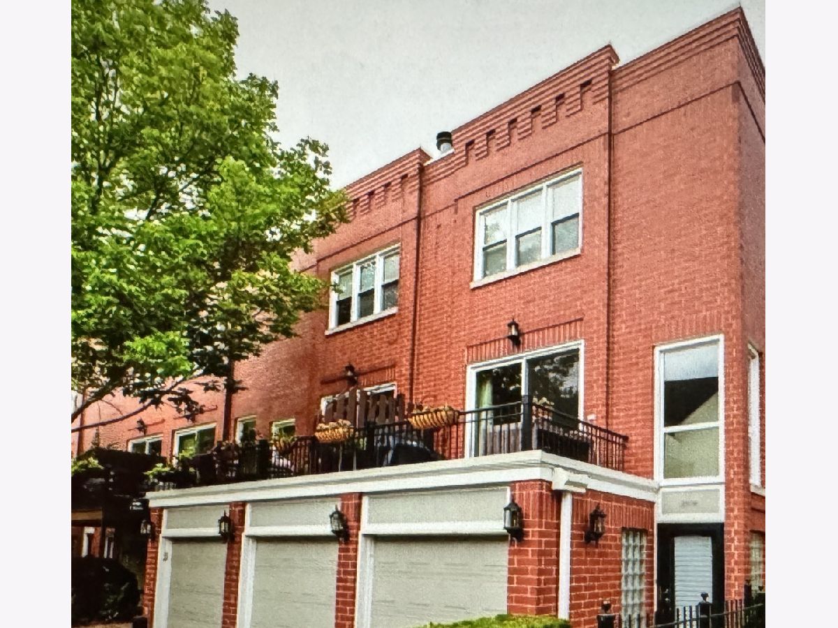 Townhomes & Condos & Homes Rented Landmark Village Chicago Illinois, 2901 Wolcott
