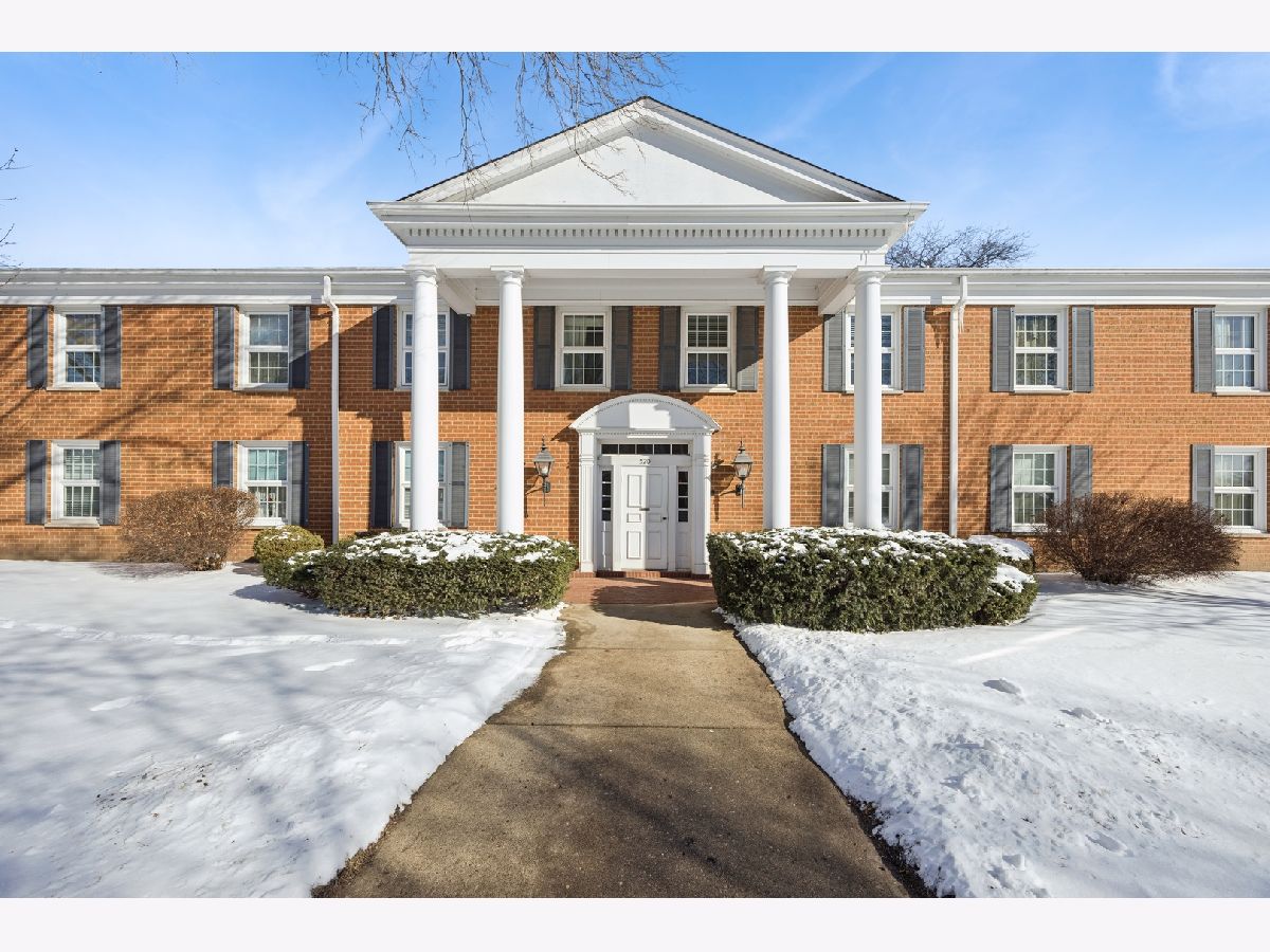 Condominiums Sold Coventry Club Crystal Lake Illinois, 520 Devonshire