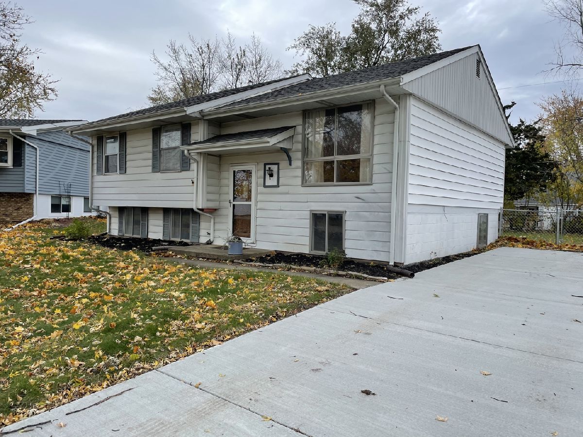  Rented Bloomington Illinois, 1323 Dogwood