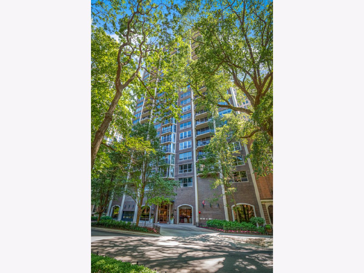 Condominiums Rented Park Astor Chicago Illinois, 1515 Astor