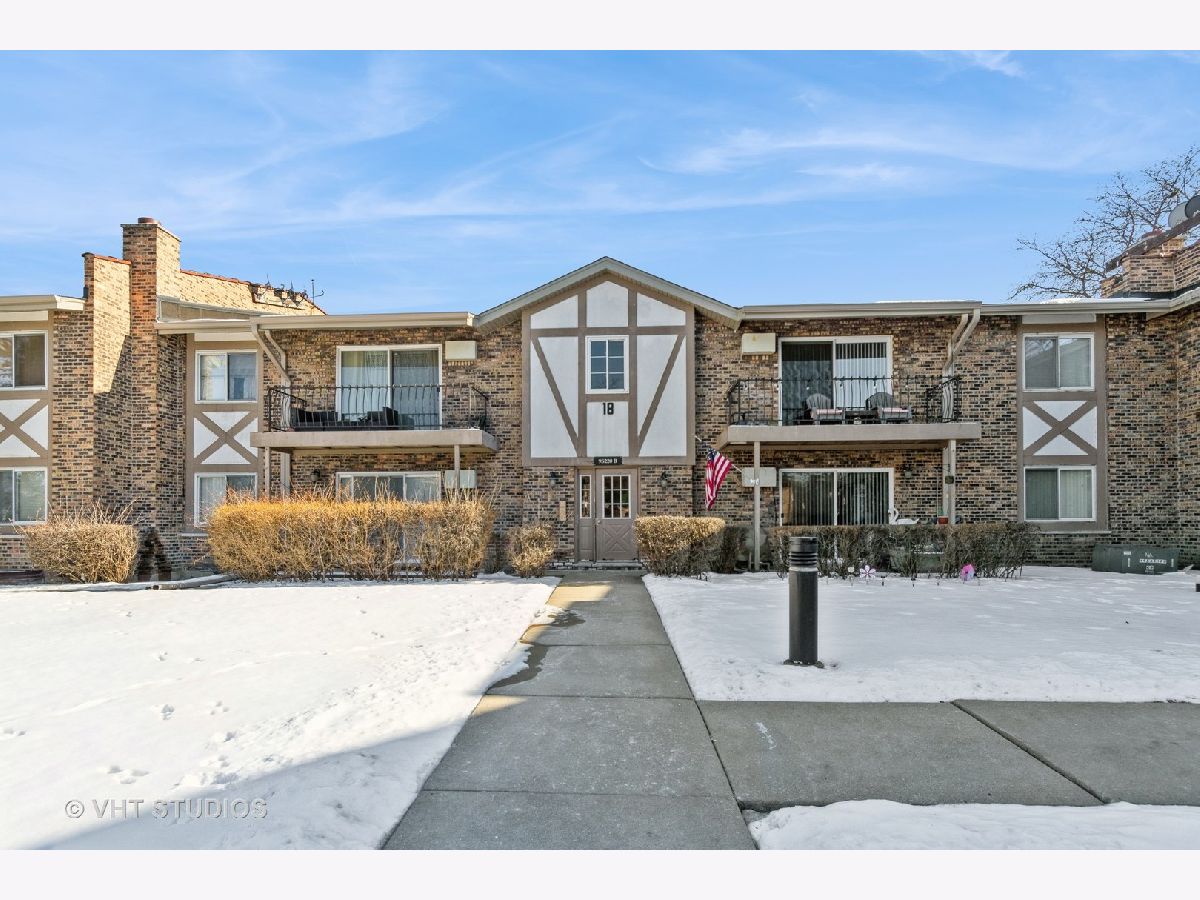 Condos & Townhomes Sold Stratford Green Willowbrook Illinois, 9S220 Frontage