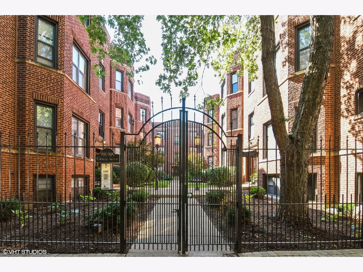 Condominiums Rented Cornelia Gardens Chicago Illinois, 901 Cornelia