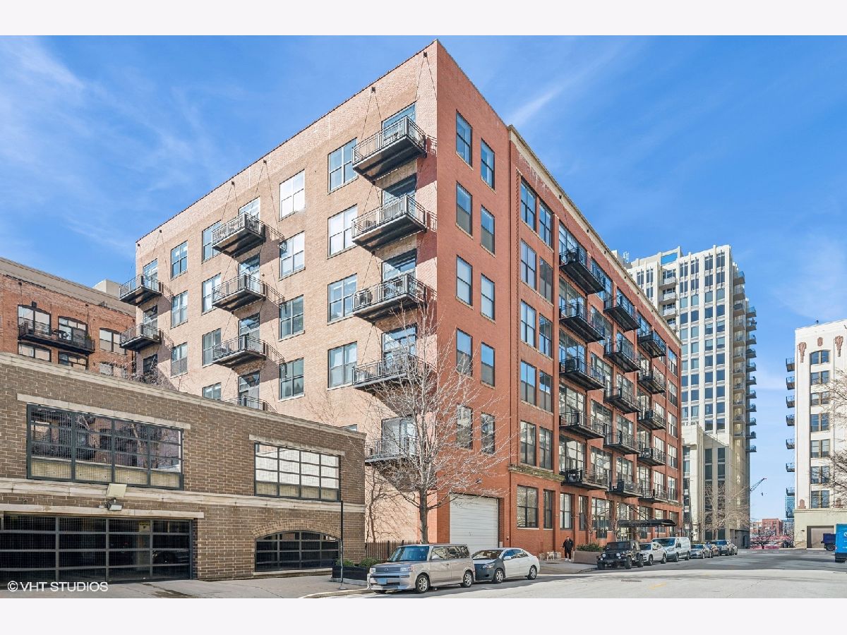 Condominiums Sold River North Commons Chicago Illinois, 525 Superior