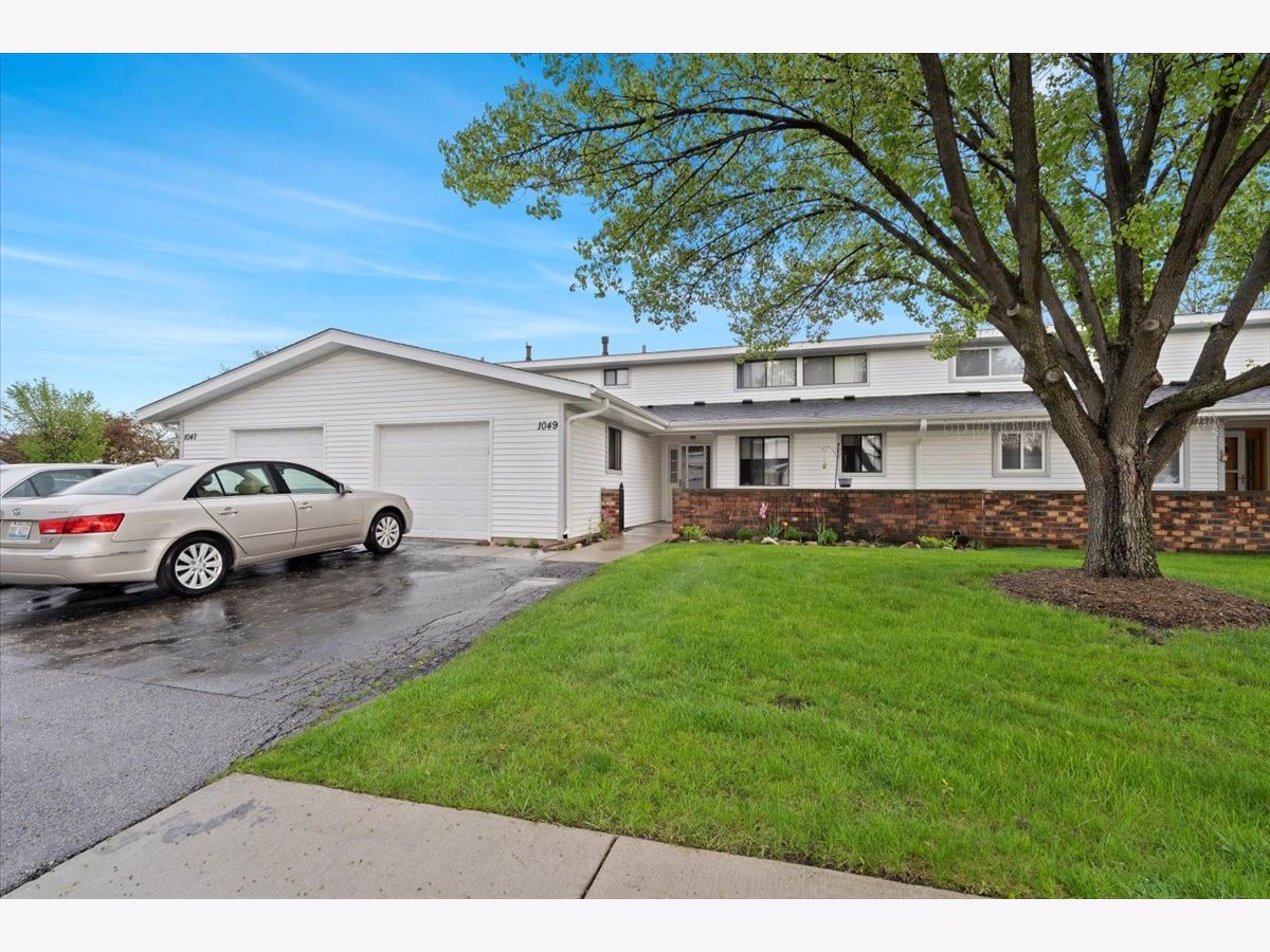 Townhomes & Condos & Homes Sold Weathersfield South Schaumburg Illinois, 1049 Groton