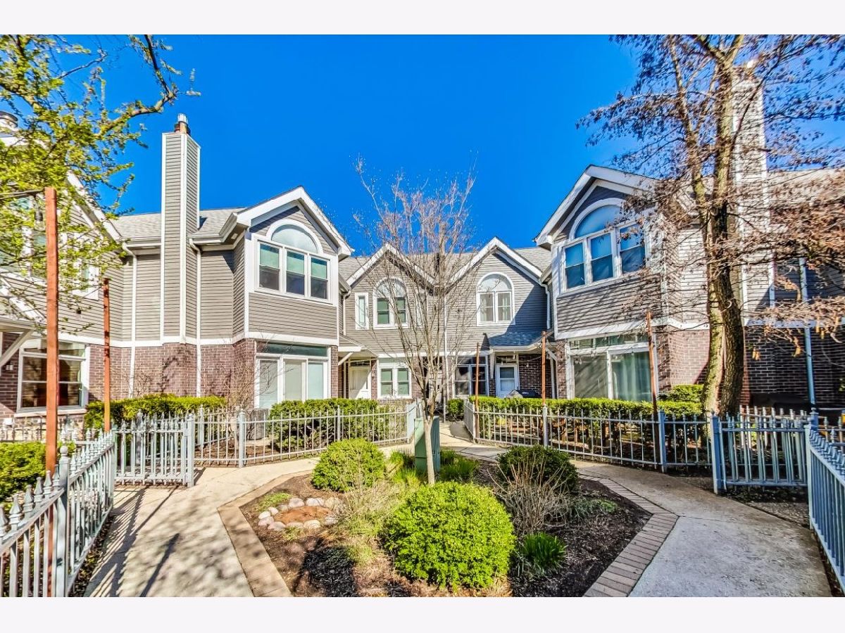 Townhomes Sold Hawthorne Court Chicago Illinois, 3331 Racine