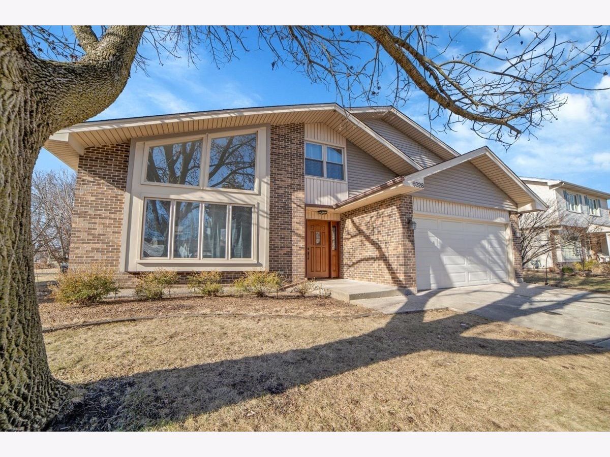 Homes & Condos & Townhomes Rented Green Trails Lisle Illinois, 6328 Kent