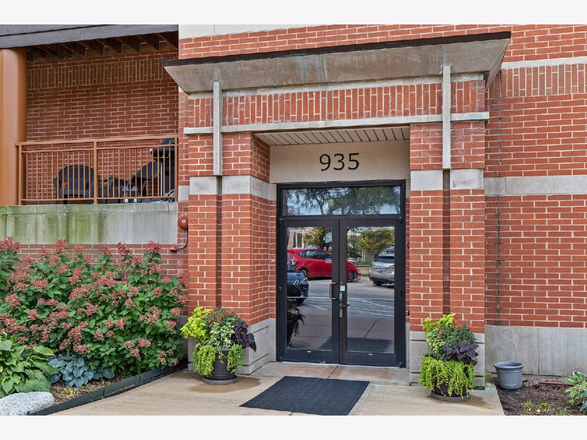 Condominiums Sold Acadia On The Green Downers Grove Illinois, 935 Burlington