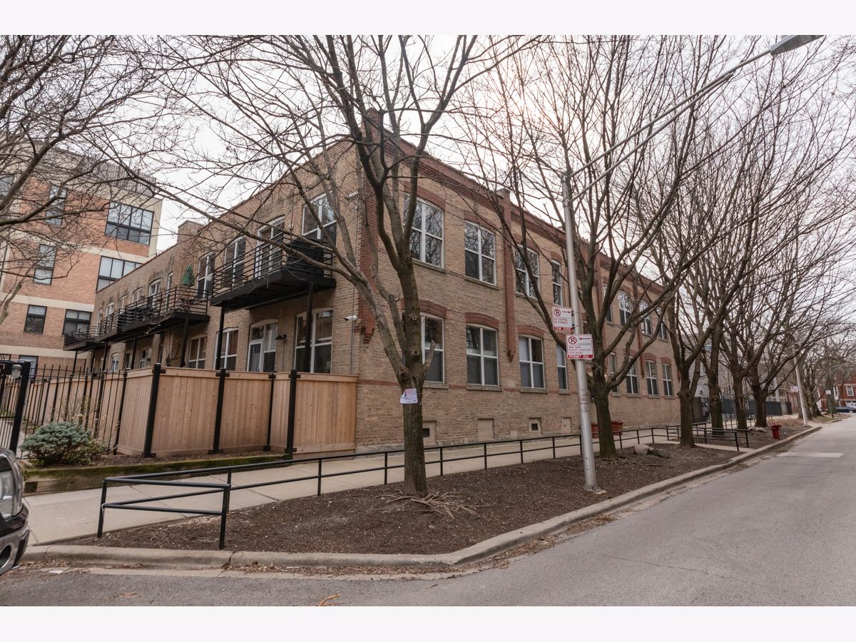 Condominiums Rented Willow Square Chicago Illinois, 2021 Willow