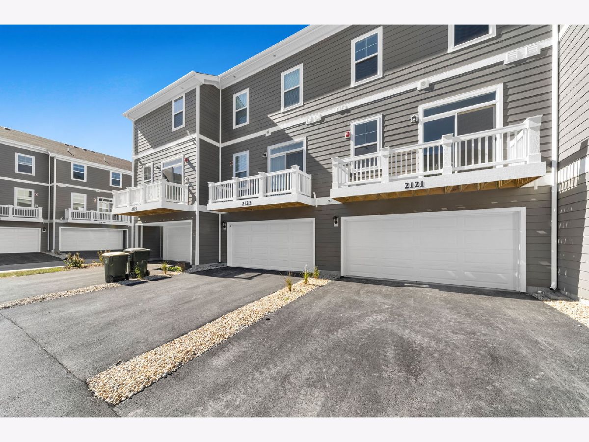 Condos & Townhomes Rented The Townes At Oak Creek Mundelein Illinois, 2121 Yellowstone