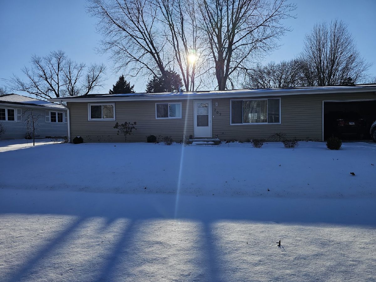  Rented Dixon Illinois, 207 Hubbell