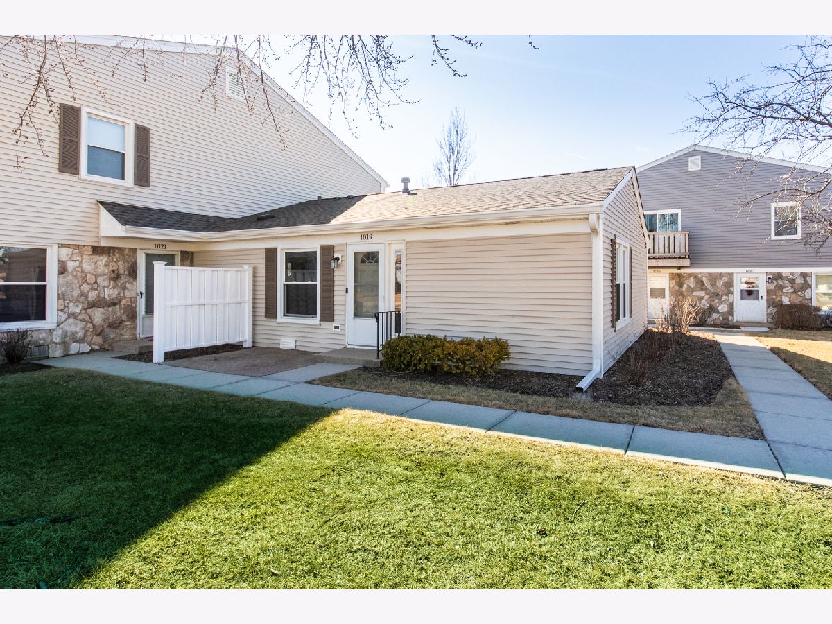 Townhomes & Condos & Homes Sold Nantucket Cove Schaumburg Illinois, 1019 Newport Harbor