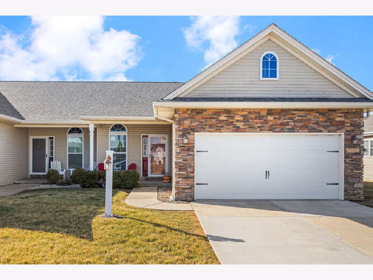 Homes & Condos & Townhomes Sold Hunters Ridge Mahomet Illinois, 1611 Timber Wolf