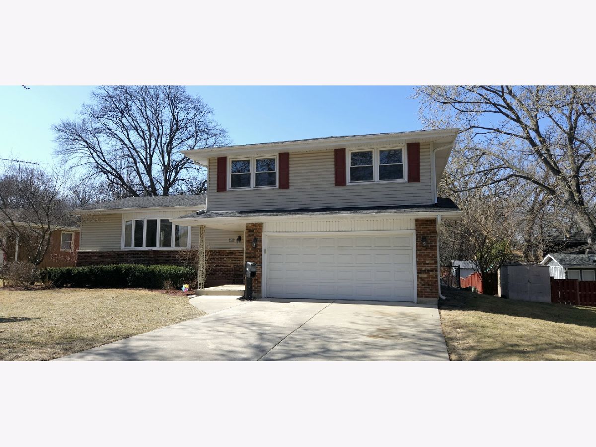 Homes & Condos & Townhomes Sold Country Knolls Elgin Illinois, 2145 Country Knoll