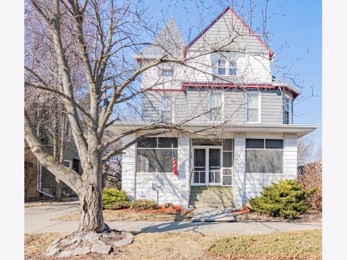 Homes & Condos & Townhomes Sold Dimmitts Grove Bloomington Illinois, 706 E Grove