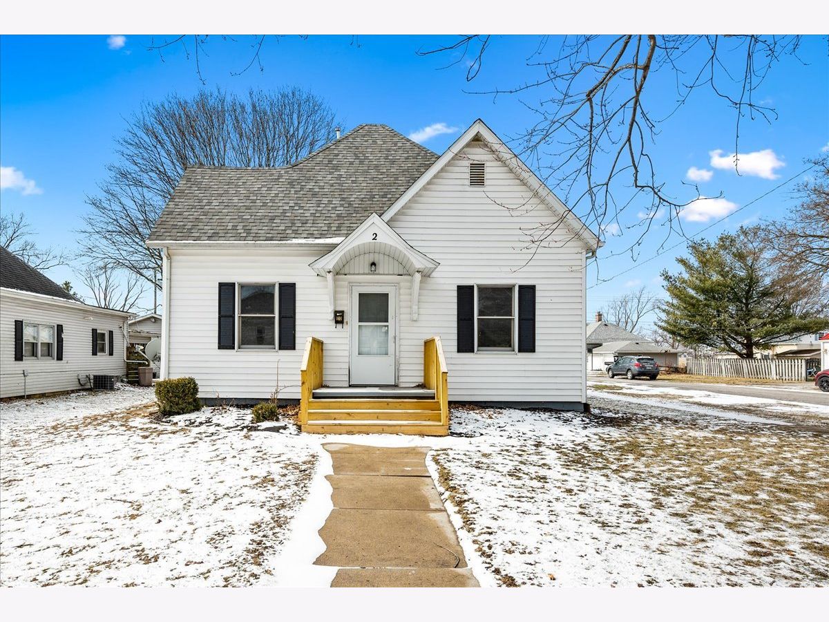 Sold Villa Grove Illinois, 2 Walnut