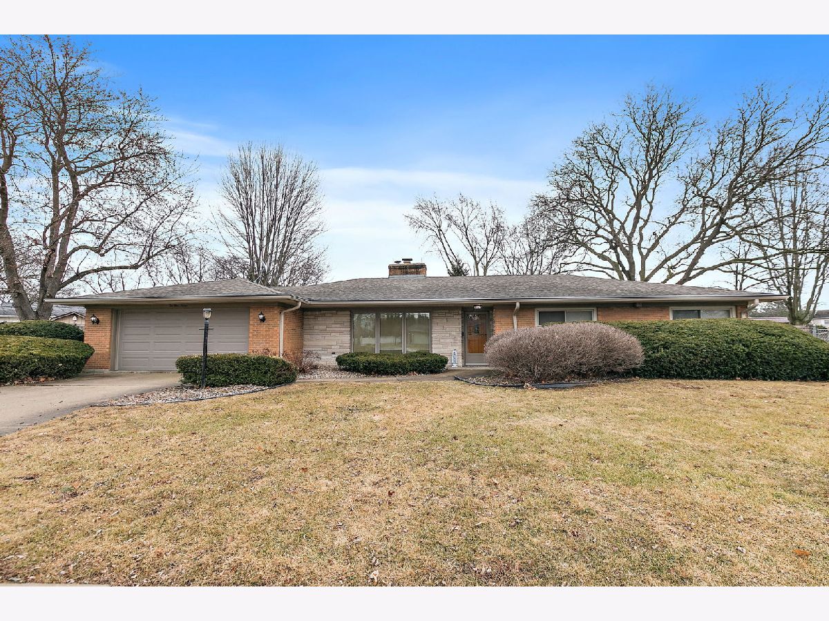 Homes & Condos & Townhomes Sold Country Knolls Elgin Illinois, 217 Dennis