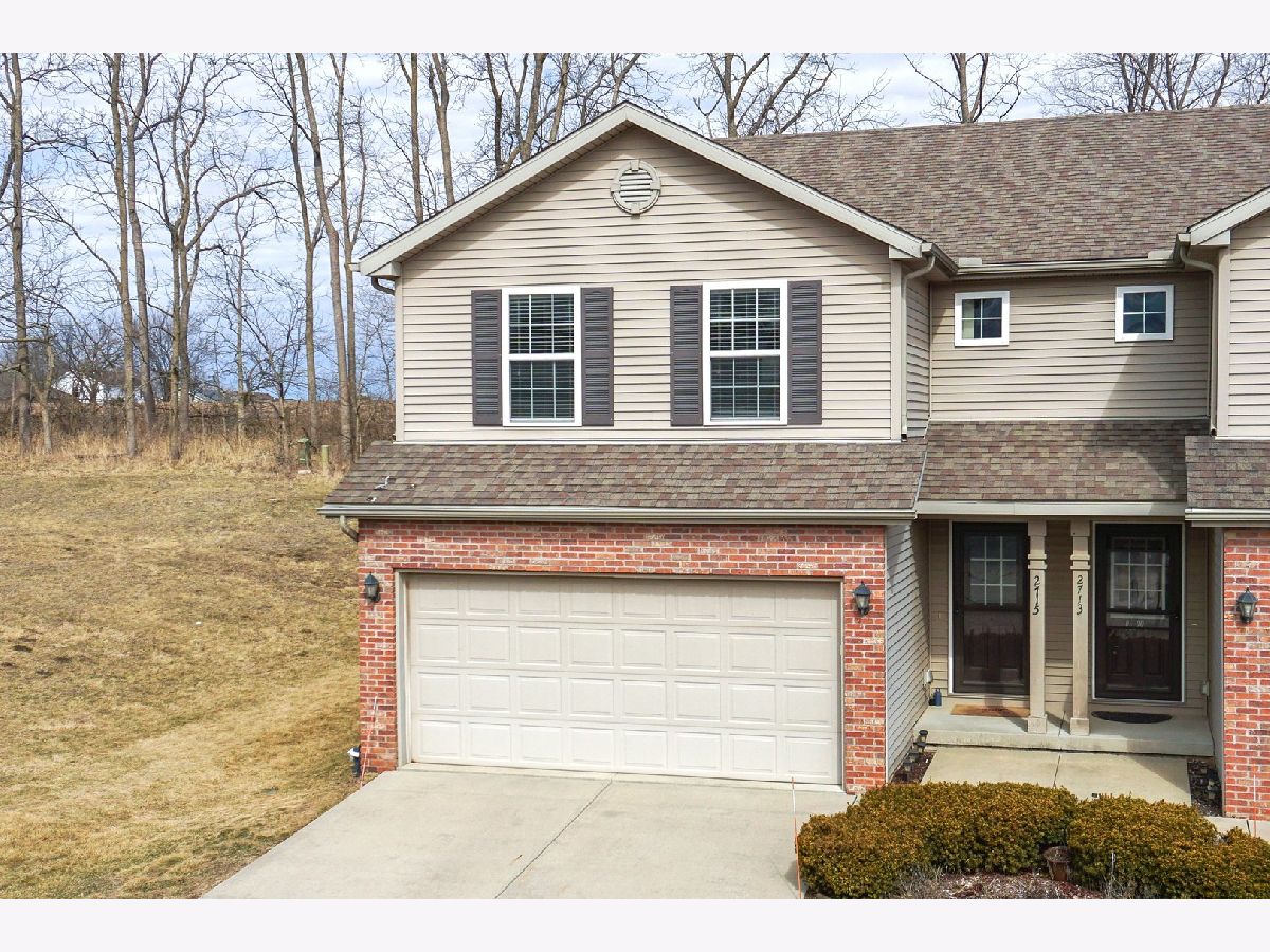 Homes & Condos & Townhomes Sold Fox Hollow Bloomington Illinois, 2715 Fox Trot