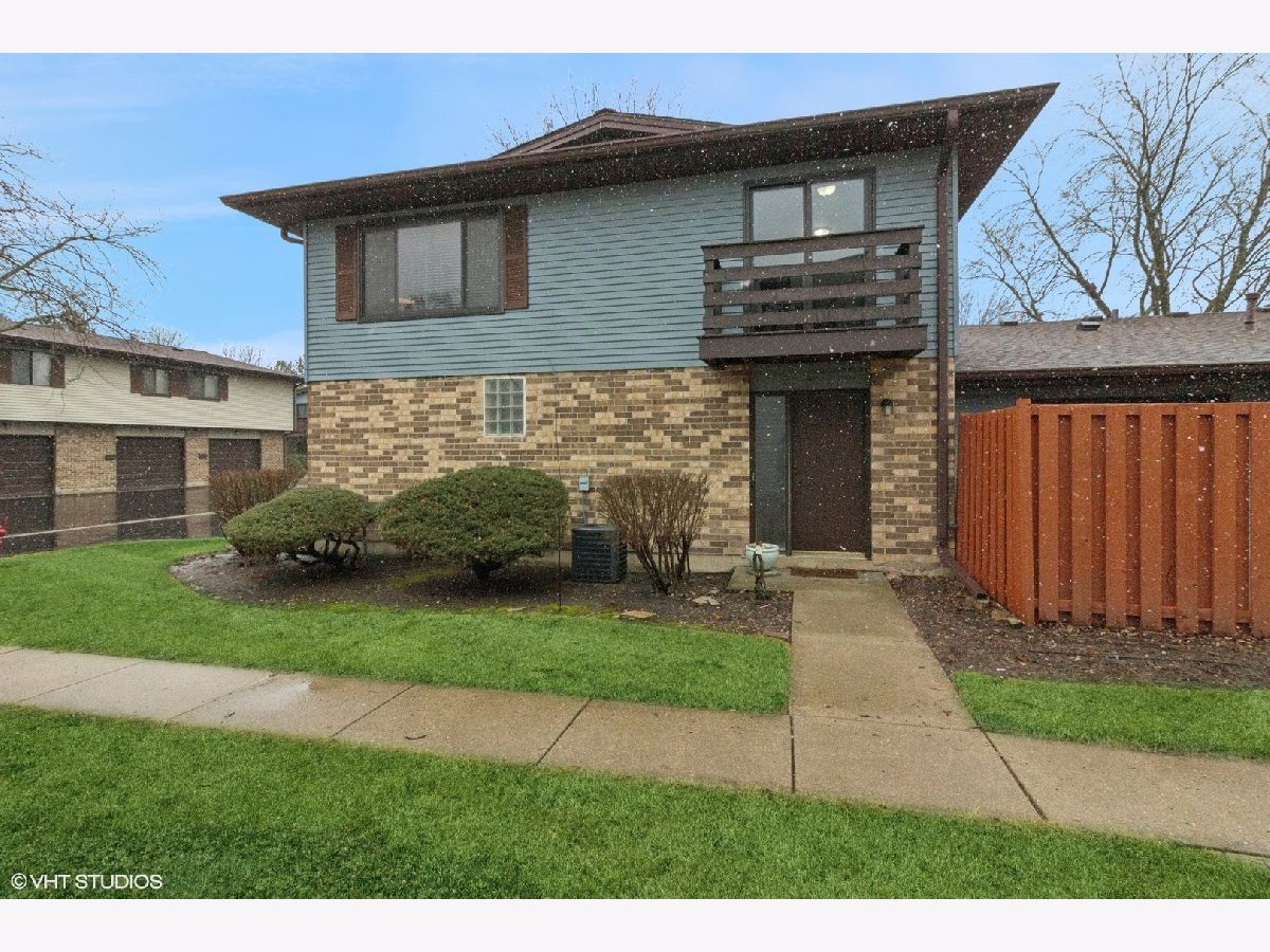 Condominiums Sold Farnswood Aurora Illinois, 1575 Avati