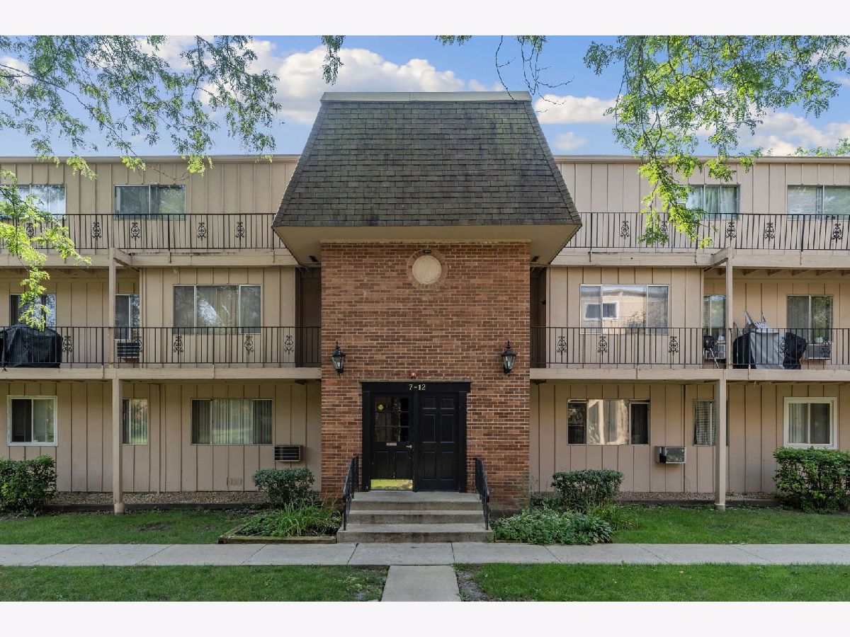 Condominiums Sold Coach Light Rolling Meadows Illinois, 2502 Algonquin