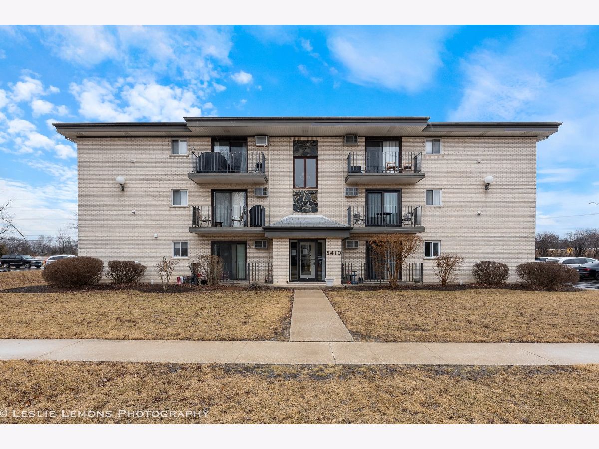 Homes & Condominiums Sold Darien Ridge Darien Illinois, 8410 Captons