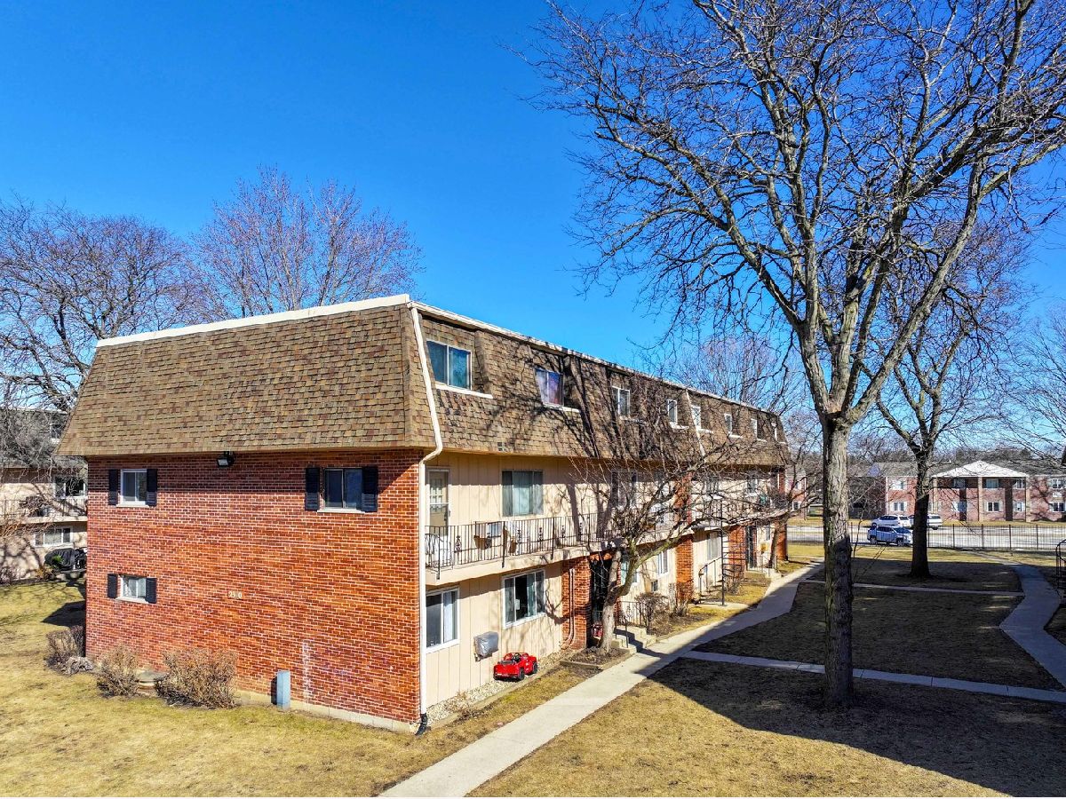 Condominiums Sold Coach Light Rolling Meadows Illinois, 2310 Algonquin