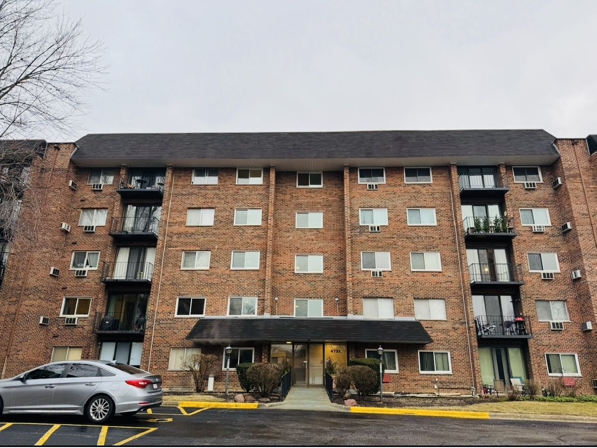 Condominiums & Homes Rented St Joseph Creek Lisle Illinois, 4721 Saint Joseph Creek