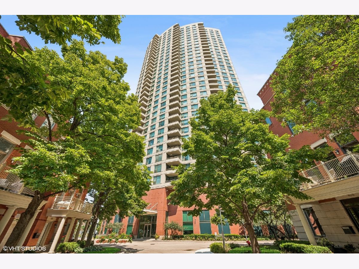 Condominiums Sold Kinzie Park Tower Chicago Illinois, 501 Clinton