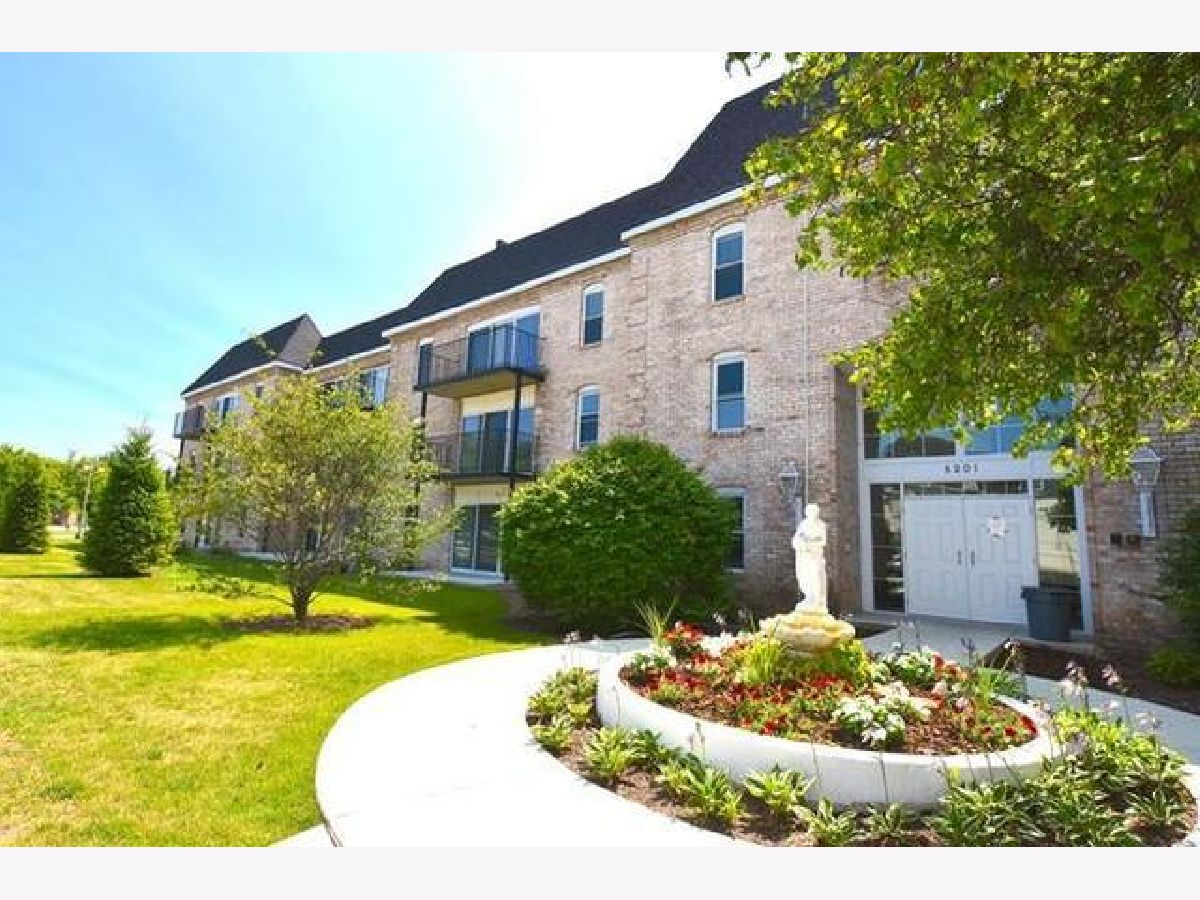 Condominiums Rented Carriage Way Rolling Meadows Illinois, 5201 Carriageway