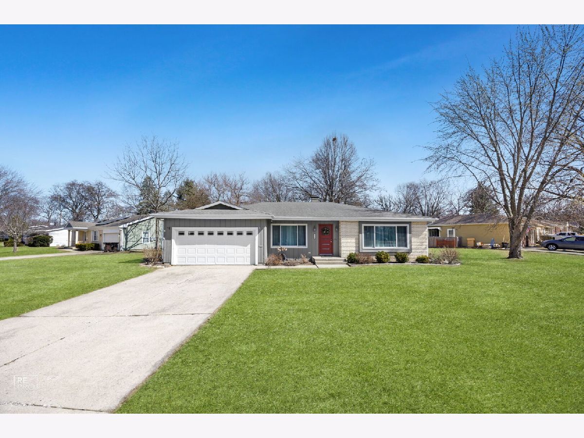 Homes & Condominiums Sold Whispering Oaks Mchenry Illinois, 1110 Oakwood