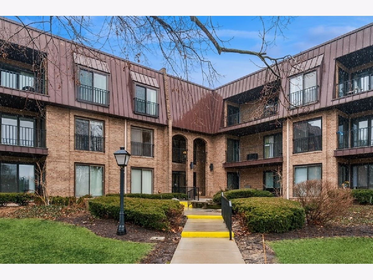 Townhomes & Condos & Homes Sold Ancient Tree Northbrook Illinois, 2 The Court Of Harborside