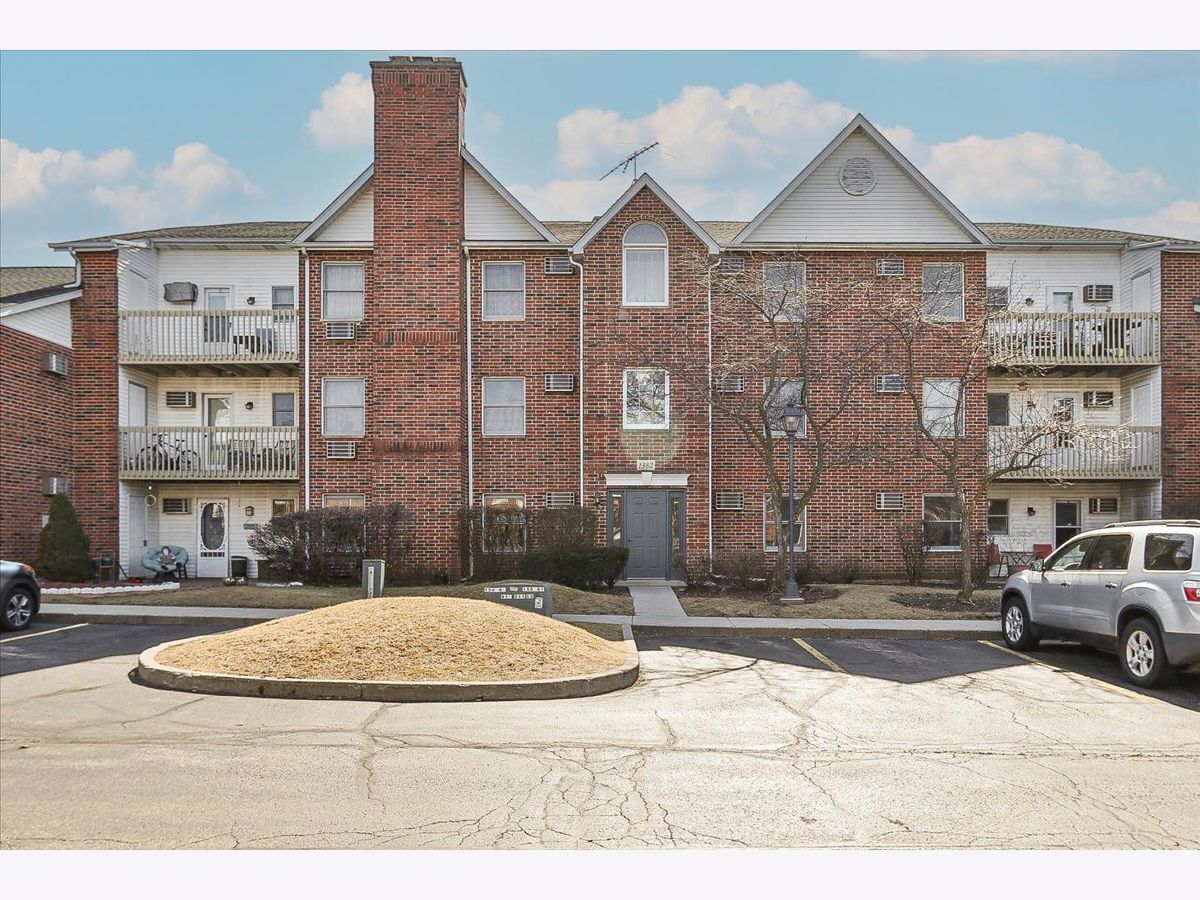 Condominiums Sold Prairie Point Lake In The Hills Illinois, 1382 Cunat