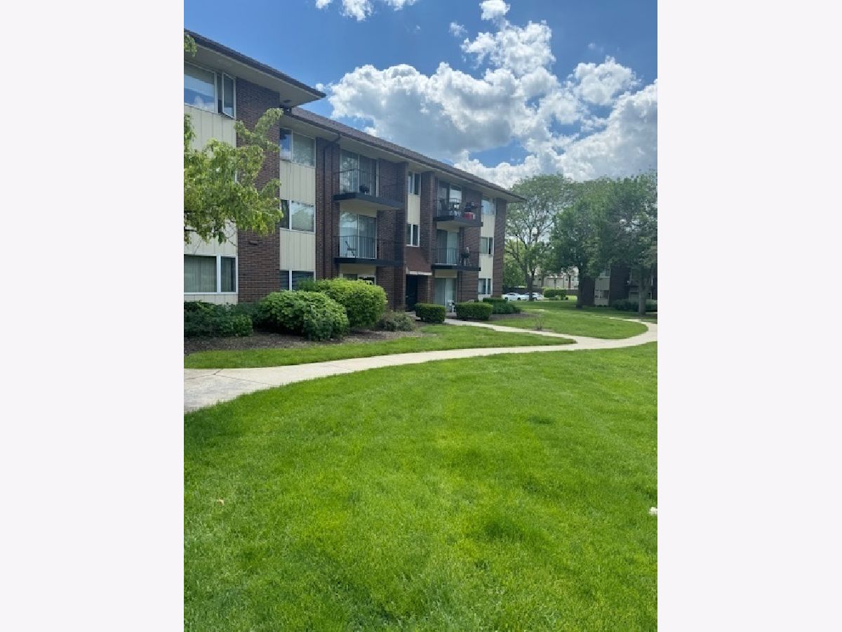 Condos & Townhomes Rented Pebblewood Naperville Illinois, 5S100 Pebblewood