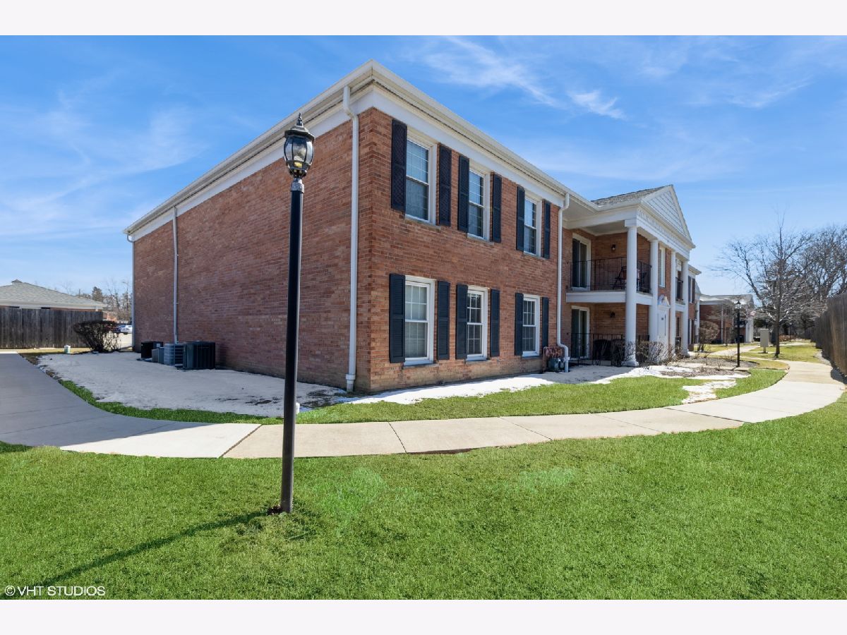 Condos & Townhomes For Sale Shorely Woods Barrington Illinois, 540 Shorely Drive