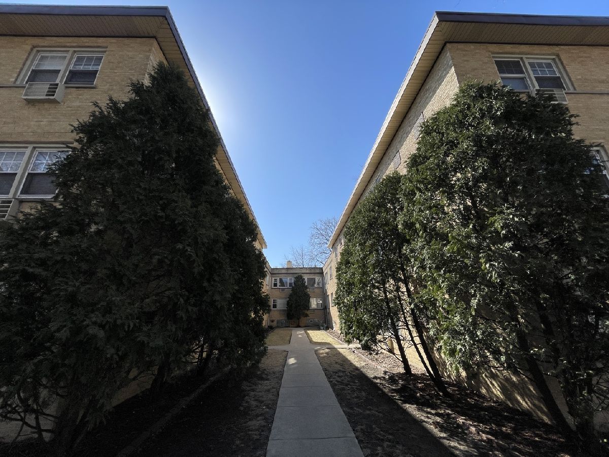 Condominiums Sold Touhy Court Condos Chicago Illinois, 1819 Touhy