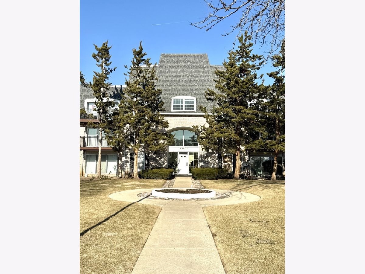 Condominiums Sold Carriage Way Rolling Meadows Illinois, 5200 Carriageway