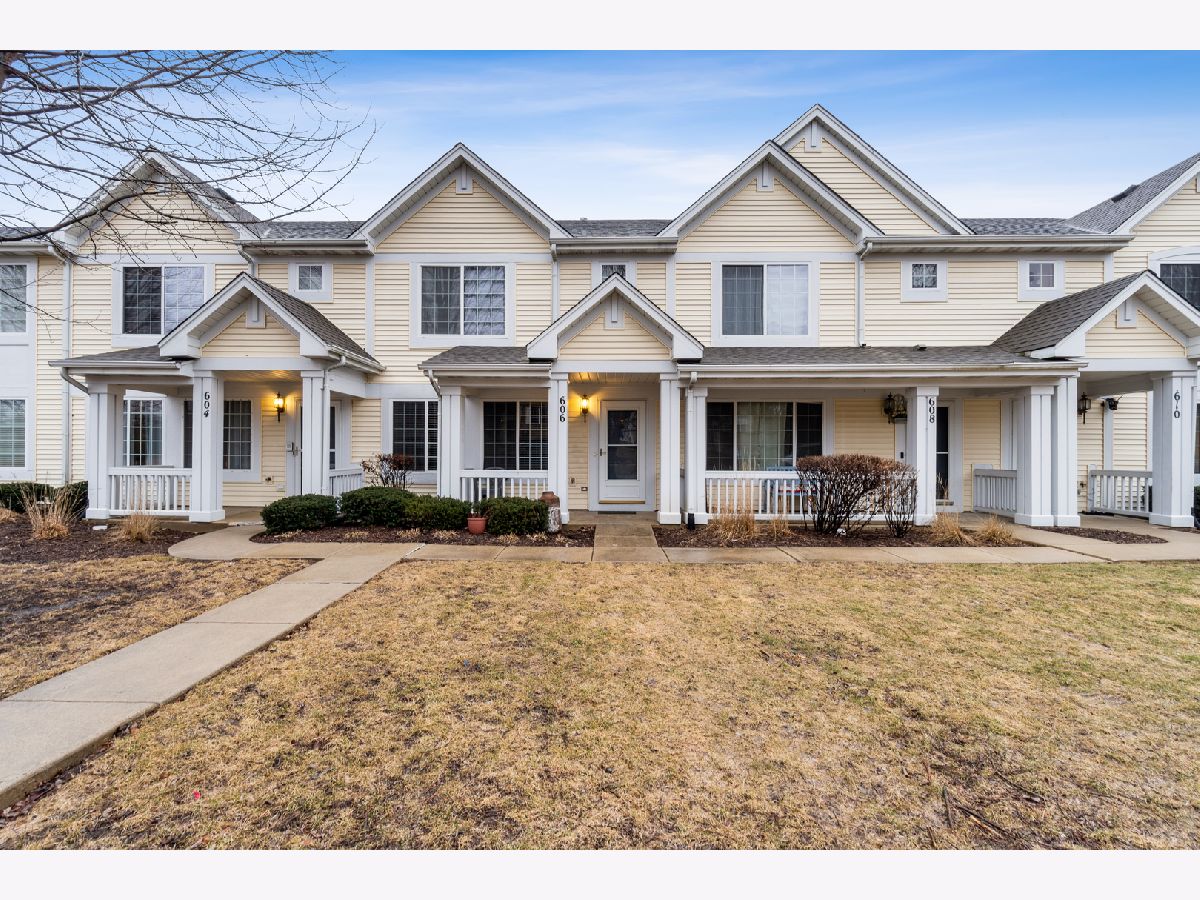 Townhomes Rented Lincoln Station Oswego Illinois, 606 Lincoln Station