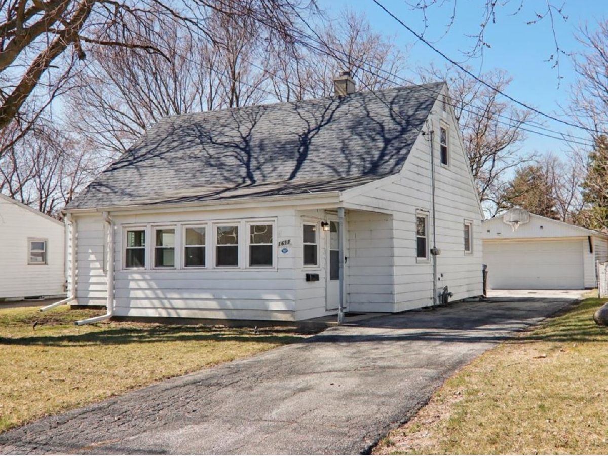 Homes & Condos & Townhomes Sold South Hill Bloomington Illinois, 1611 Madison