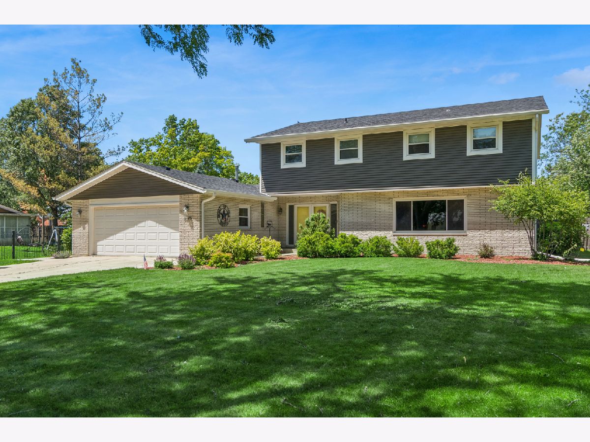 Homes & Condominiums For Sale Twin Oaks Joliet Illinois, 3225 Randy Road