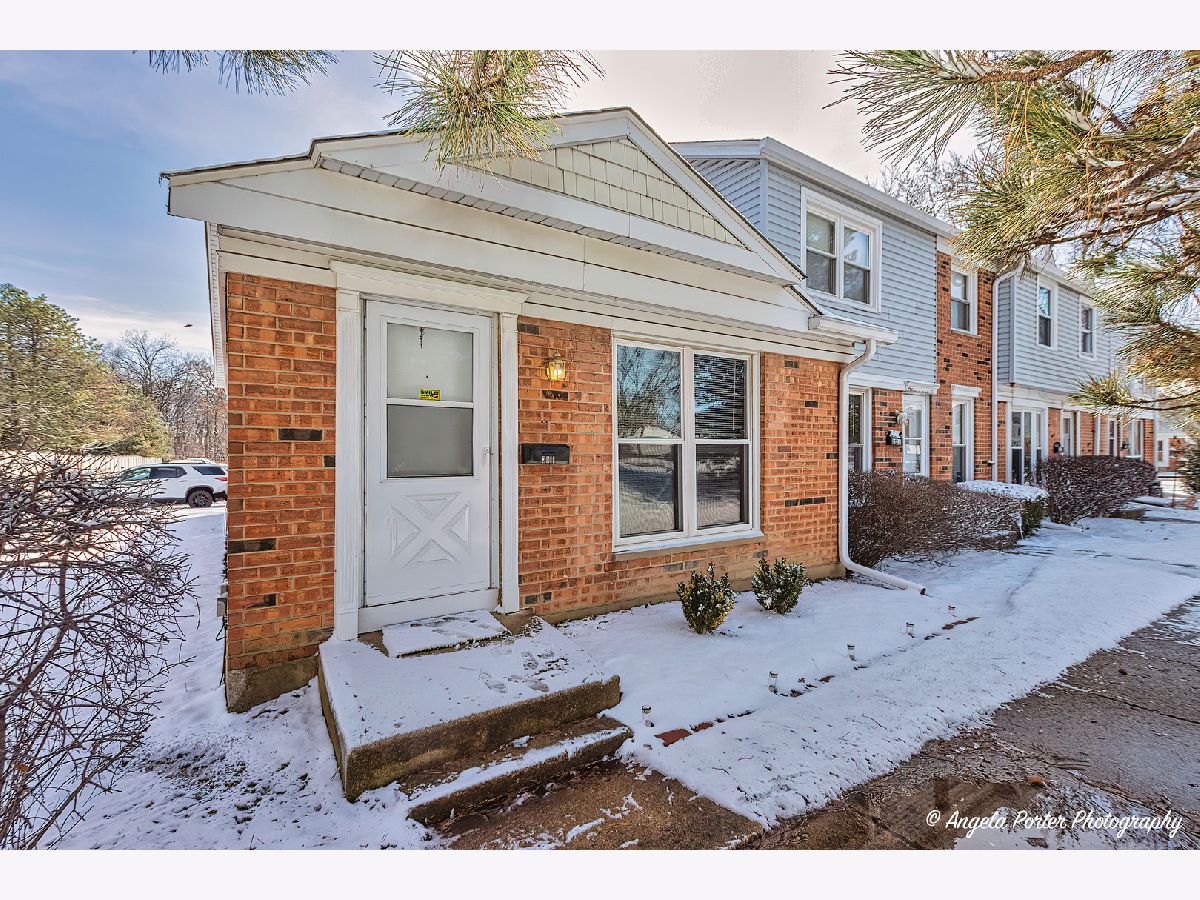 Townhomes & Condos Sold The Oaks Streamwood Illinois, 2011 Duxbury