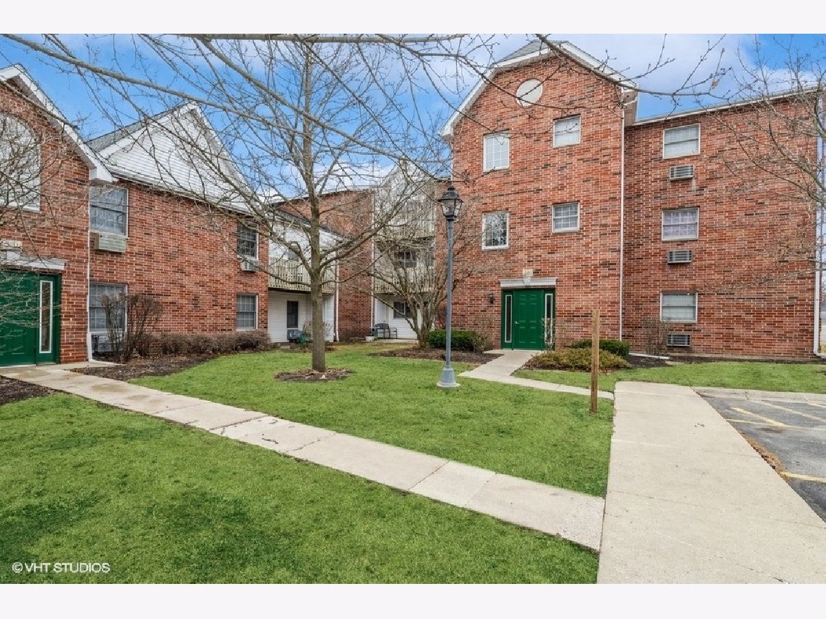 Condominiums Sold Country Club Manor Woodstock Illinois, 551 Leah