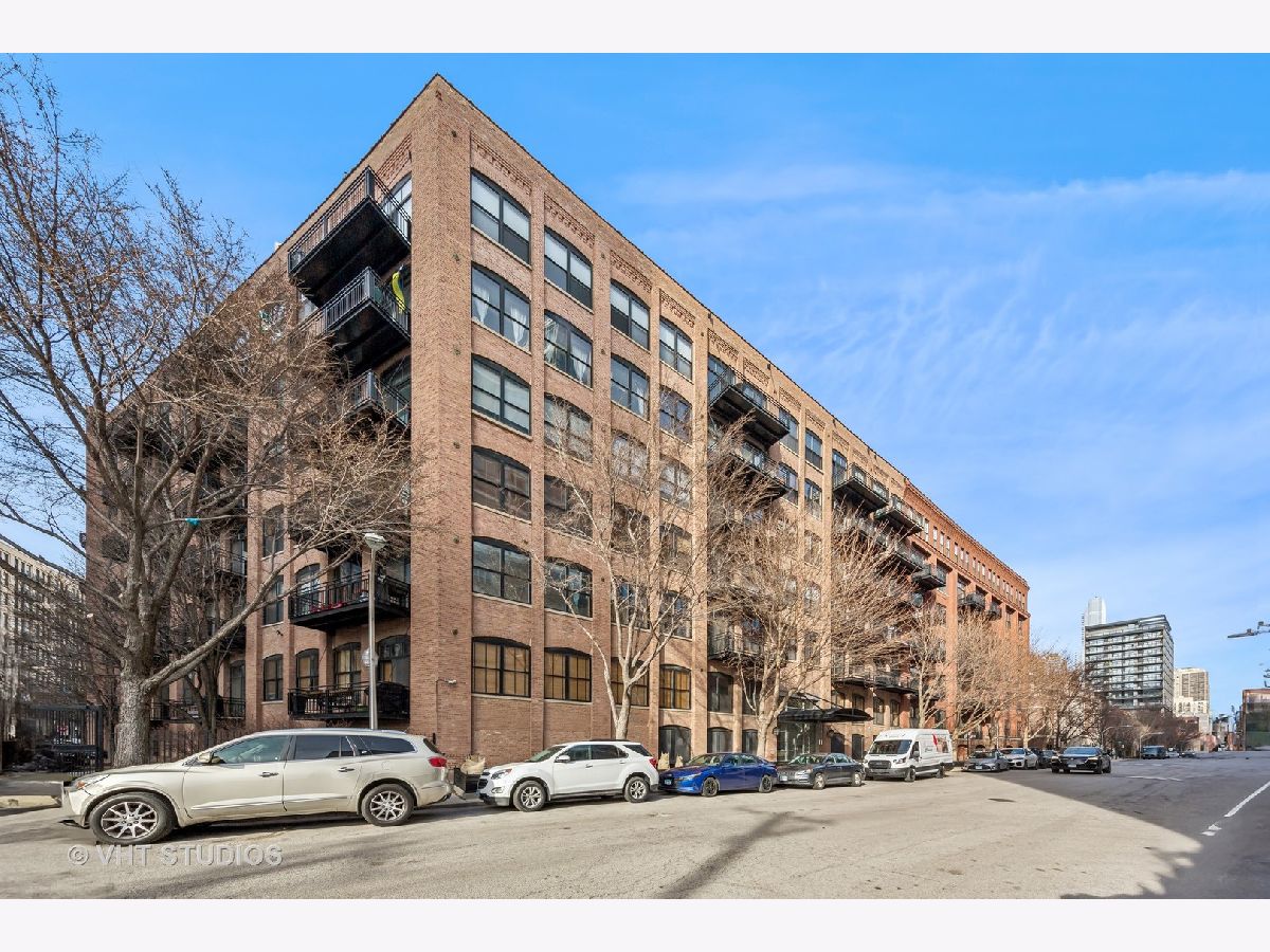 Condominiums Sold River North Commons Chicago Illinois, 520 Huron