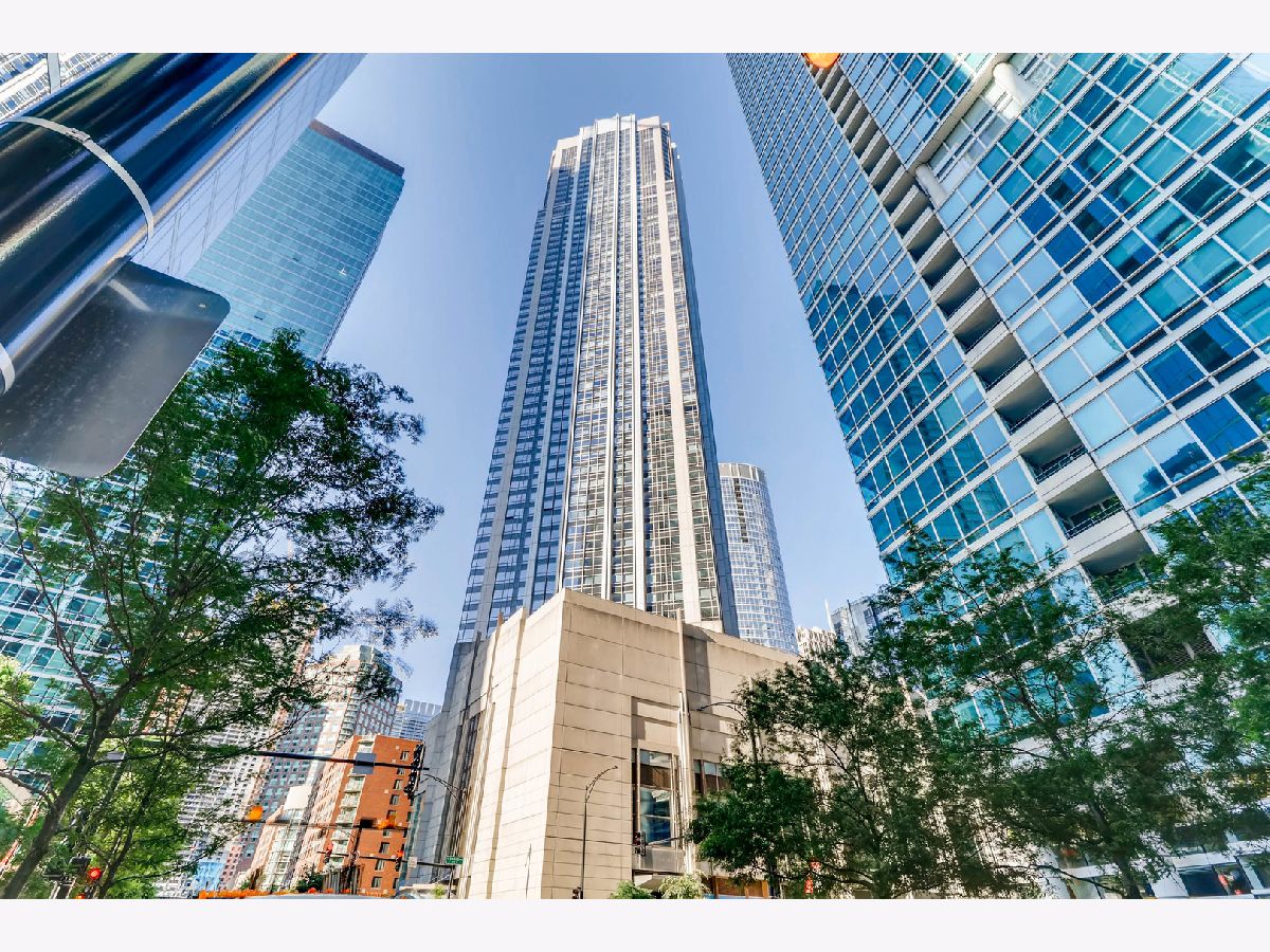 Condominiums Rented River East Chicago Illinois, 512 Mcclurg