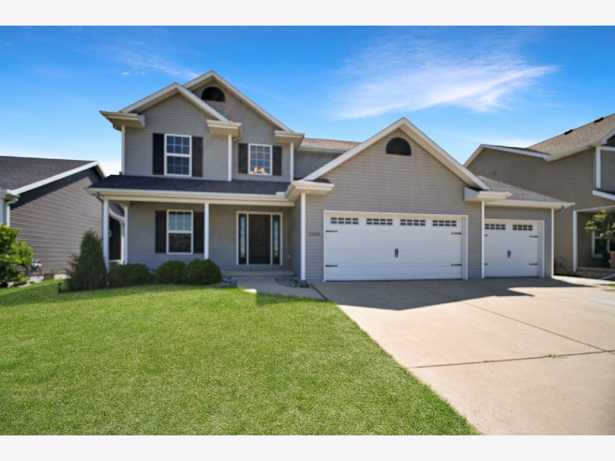 Homes & Condos & Townhomes Sold Greystone Field Normal Illinois, 1204 Ledgestone