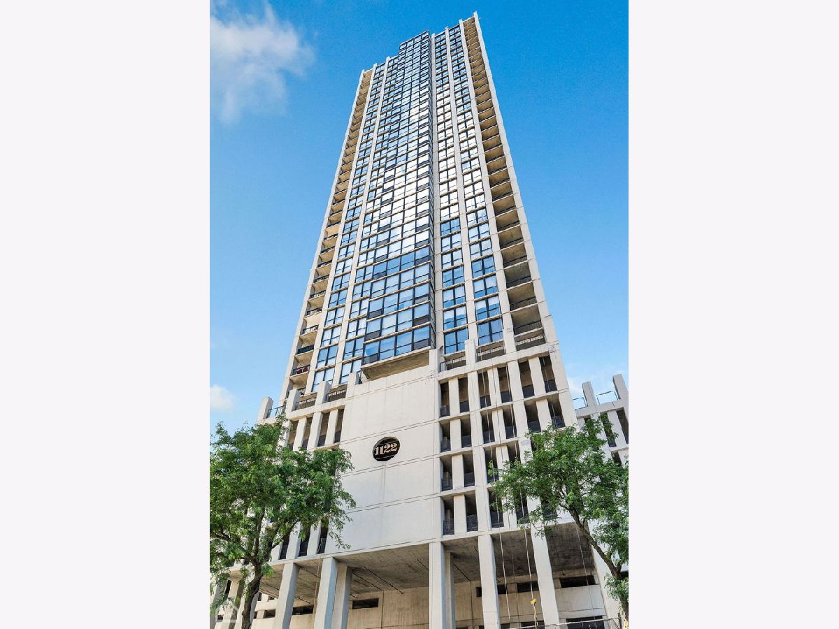 Condominiums Rented Elm At Clark Condos Chicago Illinois, 1122 Clark