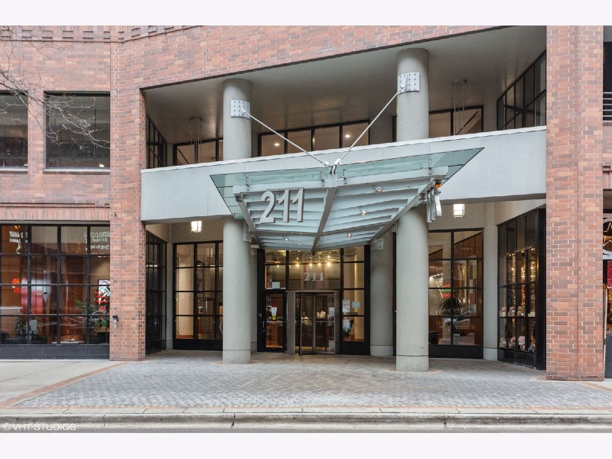 Condominiums Sold Grand Ohio Chicago Illinois, 211 Ohio