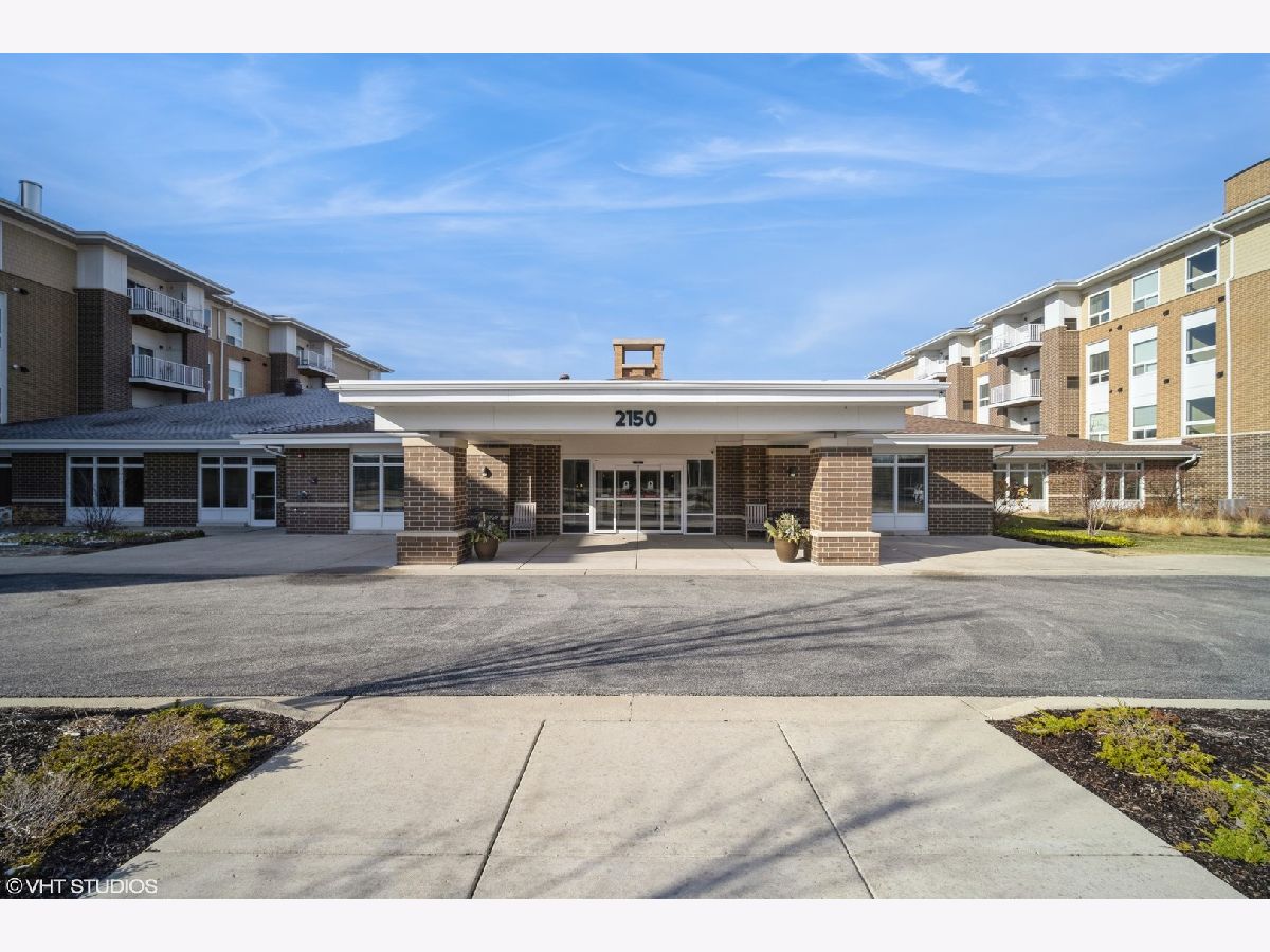Condos & Townhomes For Sale The Lodge Of Northbrook Northbrook Illinois, 2150 Founders Drive