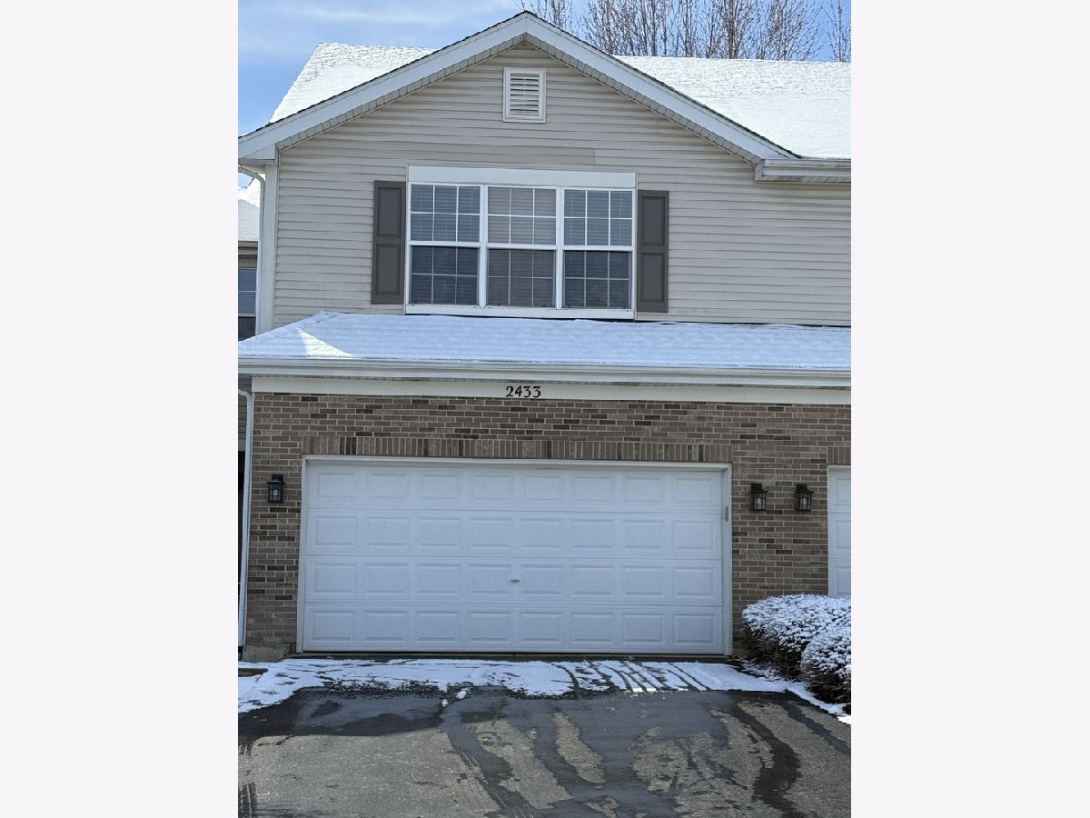 Townhomes & Condos For Sale Park Avenue Aurora Illinois, 2433 Stoughton Circle
