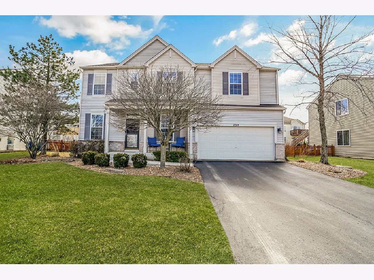 Townhomes & Homes Sold Neufairfield Joliet Illinois, 2514 Saddle Ridge