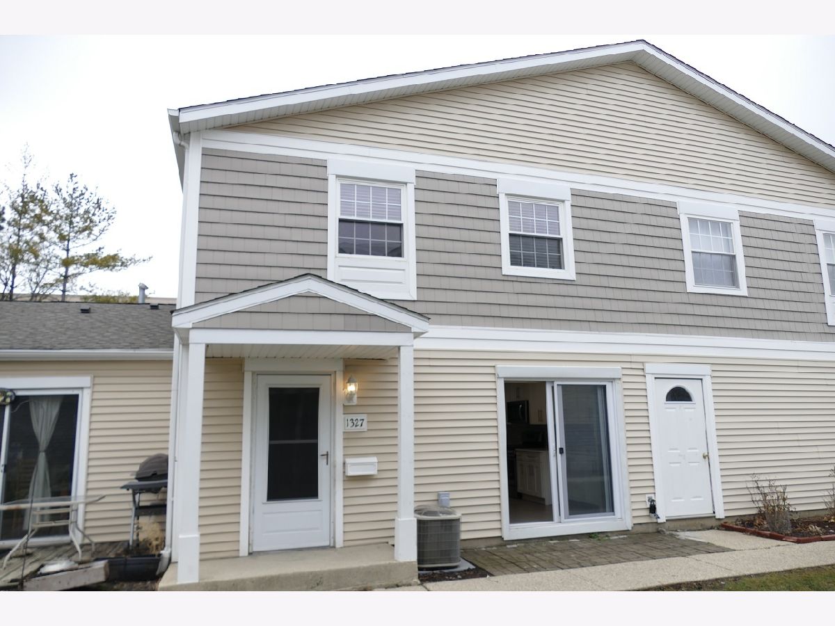 Townhomes & Condos Rented Cedar Run Wheeling Illinois, 1327 Wye