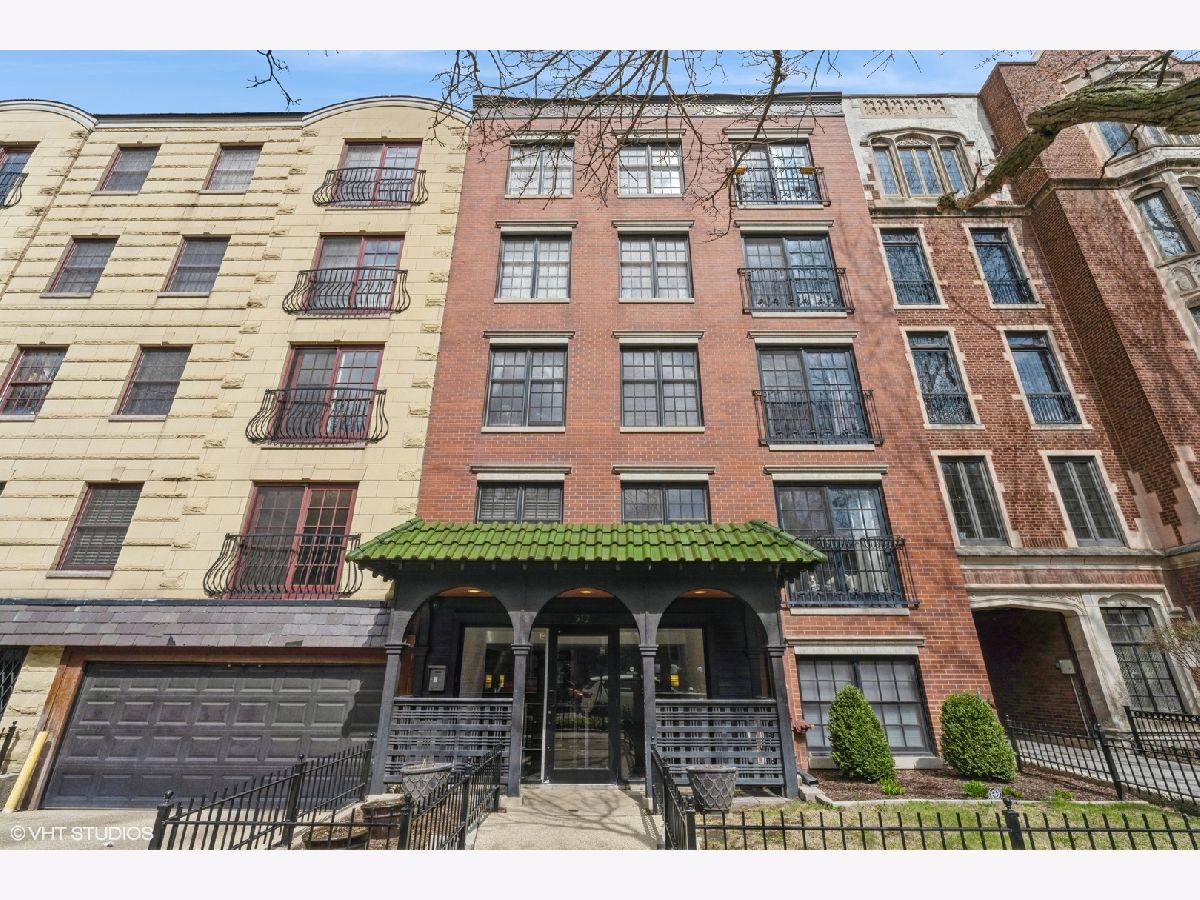 Condominiums Rented Barry By The Lake Chicago Illinois, 512 Barry